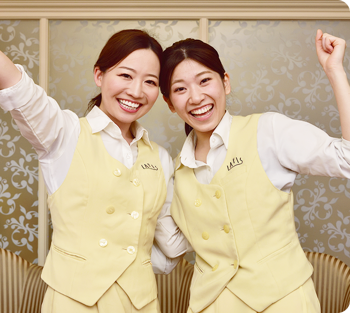 二人で笑顔でいる様子