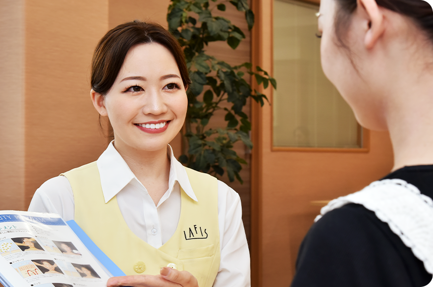 レアールで働いている女性スタッフの写真1